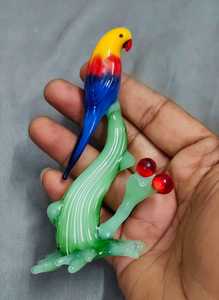 Pequeño Mundo de Cristal, Figura de Loro de Cristal Soplado a Mano con Plumas Coloridas en Rama Verde, Adorno Decorativo, Rajastán, Pascua - Product Image 3