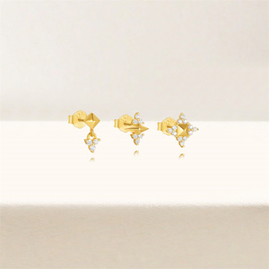 Ensemble de boucles d'oreilles tendance S925 : Créoles carrées en zircon et clous d'oreilles étoile raffinés - Product Image 2