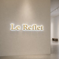 Panneau publicitaire LED miniature personnalisable pour utilisation en centre commercial, logo gravé sur verre acrylique, fond multicolore éclairé