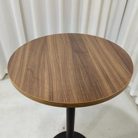 Table à manger ronde avec plateau en bois et base en métal noir
