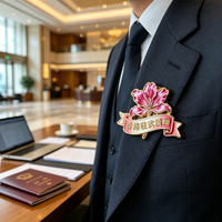 Épinglette personnalisée en émail dur avec motif floral en relief, plaquée or, en alliage de zinc, badge souvenir en métal avec attache papillon