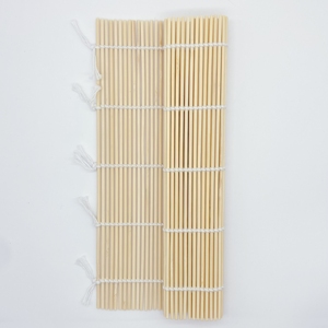 Gadget de cuisine non électrique <span class=keywords><strong>pour</strong></span> rouleaux de <span class=keywords><strong>sushi</strong></span> faits <span class=keywords><strong>maison</strong></span>, <span class=keywords><strong>kit</strong></span> de tapis à rouler les sushis en bambou avec cuillère à riz - Product Image 1