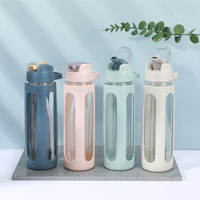 Bouteille d'eau de sport personnalisable de 550ml Bouteille de sport Gourde à manchon en plastique Sipper en verre pour salle de sport Camping avec personnalisation