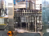 Ligne de production automatique d'eau potable pure pour bouteilles 24000BPH Machine de remplissage et de capsulage par soufflage Combiblock Combi pour usines aquatiques