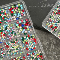 Boîte de 12 compartiments de strass ronds en verre colorés pour ongles, pierres à ongles colorées à fond plat, cristaux de luxe pour ongles