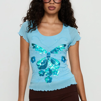 Haut court en maille bleu clair à manches courtes, broderie florale papillon à sequins et perles, ourlet à volants, coupe ajustée, style Y2K vintage, pour l'été et le quotidien