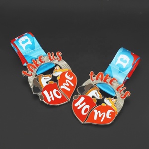 Medaglia Personalizzata in Smalto per Adozione Animali Domestici, Design a Cuore Diviso per Cani e Gatti, Souvenir Benefico con Cordino - 'Portaci a Casa' - Product Image 2