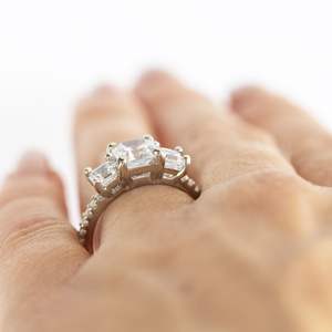 Anillo de compromiso, aniversario y cumpleaños de plata de ley clásico con tres piedras de moissanita talla Asscher - Product Image 6