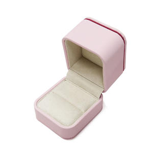 Vente en gros Boîte à bijoux avec logo personnalisé Boîte à bagues de luxe en cuir rose avec logo personnalisé Boîte d'emballage pour bijoux - Product Image 1