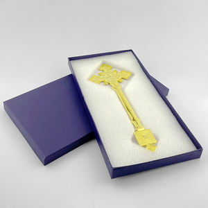 Подарок христианской православной религии, маленькая рука, держащая позолоченный крест, крест епископа пастора - Product Image 6