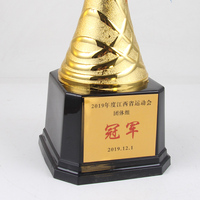 Casquette modifiable Trophée de conception moderne Asie Style populaire Trophées de sport en or et cadeaux Base noire carrée Trophée en métal unique