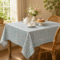 Tissu imprimé floral bleu clair 100% coton, motif fleurs pastel lavande et blanc, écologique pour pyjamas et quilting pour enfants