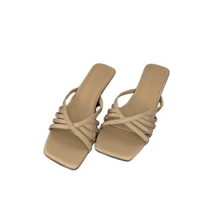 Sandalias de tacón grueso cuadrado cruzado para mujer al por mayor, con parte superior de microfibra, suela de goma y plantilla acolchada suave, varios tacones. - Product Image 1