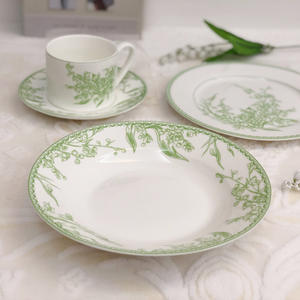 Premium Bone China Emerald Green Delicate Lily Valley Pattern Assiettes à dîner formelles d'inspiration française Supports à gâteaux haut de gamme - Product Image 6