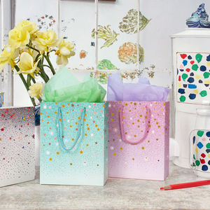 Bolsa de Papel Kraft Blanca con Asa y Estampado Dorado en Caliente, Materiales Reciclados CMYK para Empaque de Regalos Navideños - Product Image 3