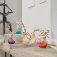 6ml en forme de coeur coloré verre diffuseur de parfum bouteille aromathérapie huile essentielle pendentif de voiture avec bouchon à vis quantité minimale de commande 100 pièces