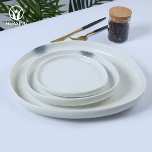 2021新设计不规则形状餐具哑光彩色陶瓷充电器餐盘