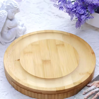 Plateau à fromage ovale en bambou avec tiroir coulissant et 4 couteaux en acier inoxydable, idéal pour les soirées à vin et comme cadeau.