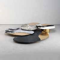 Table basse en marbre en forme de pétale Dream Home, avec dalles de pierres multiples et incrustations dorées brossées, table d'appoint artistique pour salon