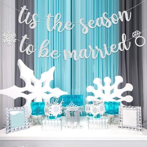 Striscione a Tema Invernale 'È la Stagione per Essere Sposi' con Fiocchi di Neve per Addobbi e Decorazioni per Feste Nuziali, Matrimoni e Fidanzamenti - Product Image 6