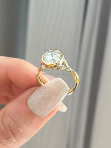 Impresionante Anillo de Diamantes con Corte Ovalado en Oro Blanco con Engaste de Bisel, Elegante Anillo de Compromiso Moderno para Mujer, Diseño de Joyería de Lujo - Product Image 2