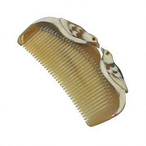 Peigne de massage du méridien en corne de bœuf, forme croissant, artisanat écologique, poli, idéal pour les voyages, vente en gros, haute qualité - Product Image 1
