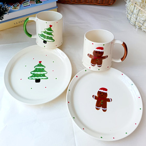 Tasses à café et à eau en céramique de style coréen INS, peintes à la main avec des hommes en pain d'épices et un arbre de Noël - Product Image 2