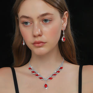 Elegante Conjunto de Joyería Nupcial de Circones: Collar Alado y Pendientes de Lágrima para Bodas y Eventos Nocturnos Glamurosos - Product Image 1