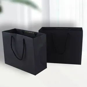 Vente en gros de sacs en papier kraft de luxe Emballage OEM ODM Shopping sac en papier noir 2024 Valentine sacs-cadeaux personnalisés pour les petites entreprises