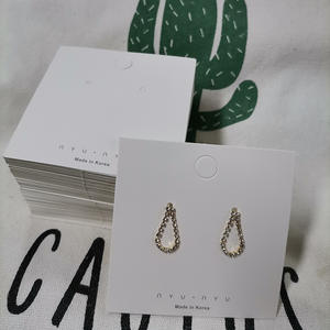 การ์ดกระดาษสีขาวขนาด 8*8 นิ้ว สำหรับต่างหู ขายส่ง พร้อมบริการพิมพ์ลายการ์ดสำหรับเครื่องประดับผม เช่น ยางรัดผม กิ๊บติดผม - Product Image 1