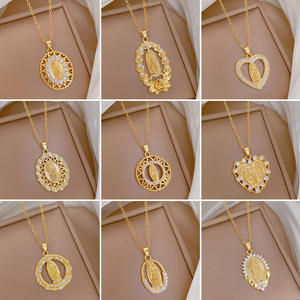 Toutes sortes de pendentifs en plaqué or 18 carats pour femmes hommes incrustation de zircon chaîne plate en acier inoxydable bijoux à breloques micro-pavé - Product Image 1