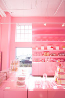 Décoration de magasin de bonbons mignons pour les loisirs, design d'intérieur personnalisé de boutique de crème glacée rose, boutique de yaourt, présentoir de bonbons de vente au détail