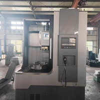 Le tour vertical CNC VTC900, best-seller, est équipé d'un mandrin hydraulique, permettant une usinage de haute précision.