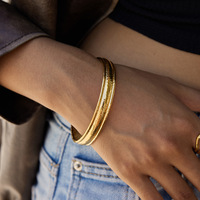 Bracelet jonc plaqué or pour femme, usage quotidien, bijoux raffinés, design de ligne sous marque privée sous licence
