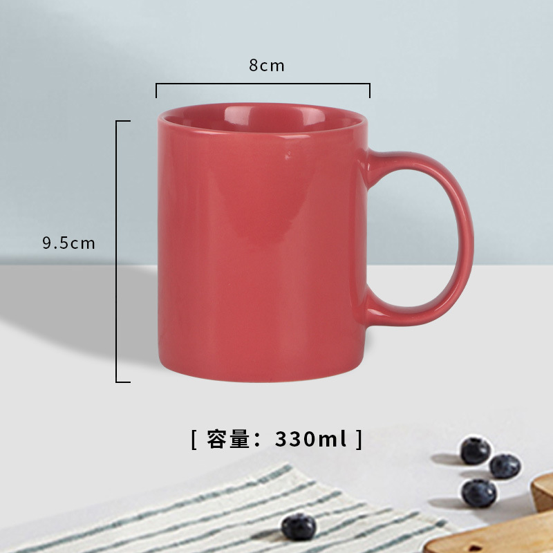 Taza de leche roja brillante.