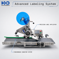 Machine d'étiquetage automatique industrielle pour surfaces planes supérieures de boîtes, cartons et sachets avec applicateur d'autocollants adhésifs