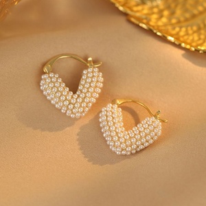 Pendientes de Perlas con Incrustaciones Dulces de Alta Gama Japonesa y Coreana para Mujer, Versátiles, Modernos, Ligeros, de Lujo, con Personalidad - Product Image 3