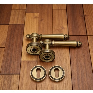 Maniglia Classica Vintage in Ottone Massiccio per Porta Interna con Leva Scanalata e Serratura a Mortasa con Chiave - Ferramenta di Alta Gamma per Progetti - Product Image 2