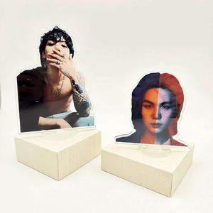 Expositor de Tarjetas Fotográficas Personalizado de Anime Kpop, Soporte de Acrílico Transparente con Impresión a Doble Cara y Holograma Epoxi - Product Image 3