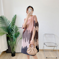 Robe plissée style Miyake, taille unique, à manches courtes, très extensible, ornée de perles, motif color block et motif goutte à goutte, vente en gros