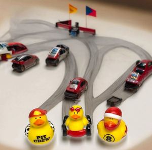 Canards en caoutchouc pilotes de course avec casque de pilote et casquette de baseball, jouets de bain et canard jeep - Product Image 5
