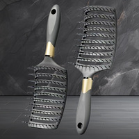 Q379 Ensemble de cinq peignes exclusifs pour hommes plaqués or, comprenant un peigne à boucler, un rouleau volumisant pour cheveux, un peigne à picots massant et un peigne à coussin d'air