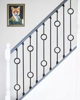 Rampe d'escalier en verre sans cadre avec design à double anneau, en fer creux résistant à la rouille, main courante moderne à volutes, garantie de 2 ans pour villa