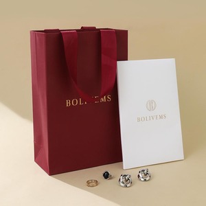 Bolsa <span class=keywords><strong>de</strong></span> <span class=keywords><strong>Papel</strong></span> Roja Resistente y <span class=keywords><strong>de</strong></span> Alta Velocidad, Lista para Enviar, Contenedor Orientado a la Utilidad para un Embalaje Optimizado <span class=keywords><strong>de</strong></span> Joyería al por Mayor - Product Image 3
