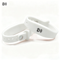 Özel Logo NFC Silikon RFID Bileklik Su Geçirmez Bebek Boyu Akıllı Bileklik Etkinlik Konser Çocuk Ziyaretçi Tanımlama için