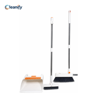 Ensemble de nettoyage 4-en-1 direct usine : balai, pelle à poussière verticale, brosse à sol, raclette souple en caoutchouc PP à poils en forme de drapeau, manche en acier inoxydable - Vente en gros