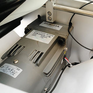 Machine d'étiquetage semi-automatique pour bouteilles rondes avec codeur de date, emballage métallique, cœur PLC, 650*300*550mm, vitesse d'étiquetage 25-50 pièces/min - Product Image 3