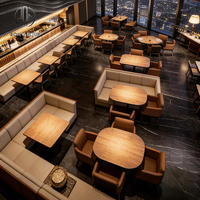 Ensemble de meubles de restaurant Ron Group : table ronde en bois, chaise ergonomique, banquette en cuir, tabourets de bar