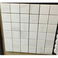 Carreaux de mosaïque en marbre moderne personnalisés, surface fendue en calcite, blanc doré, carreaux de salle de bain, carreaux muraux et de sol, pétales de fleurs