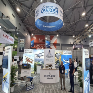 Stand Modular para Ferias Comerciales de 30x30 con Letrero Colgante Redondo de Tubo y Pantalla LED SEG para EAA AirVenture <span class=keywords><strong>Oshkosh</strong></span> - Product Image 1